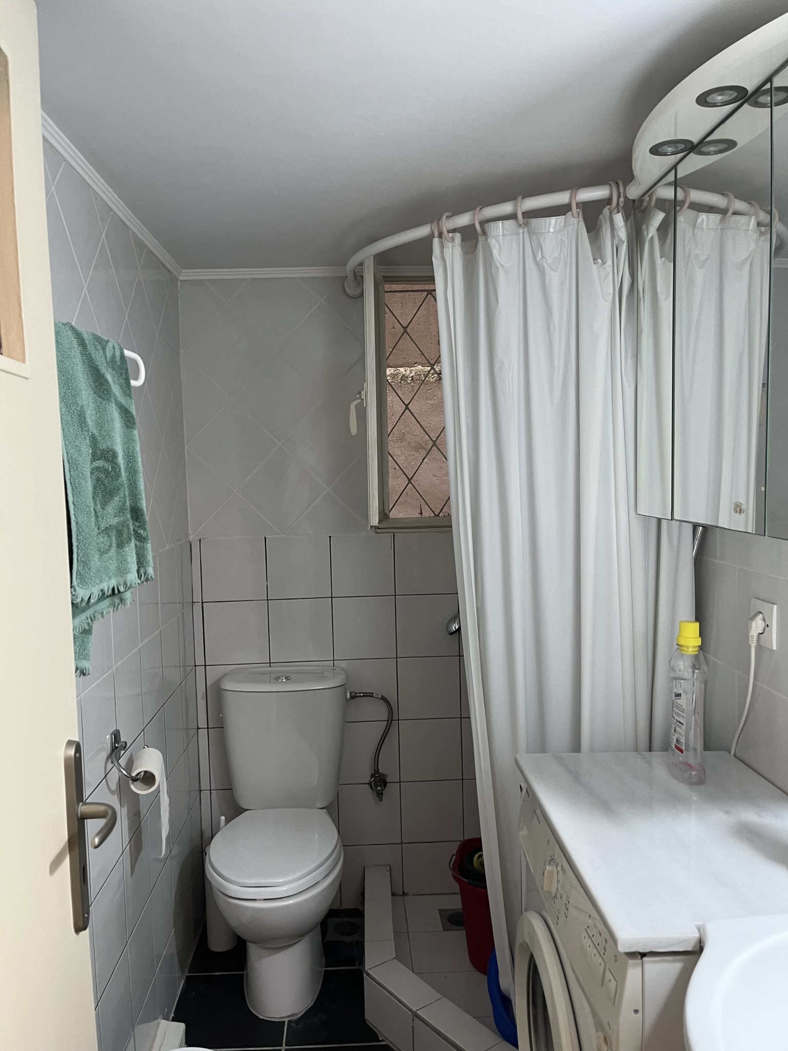 Before: Basic bathroom